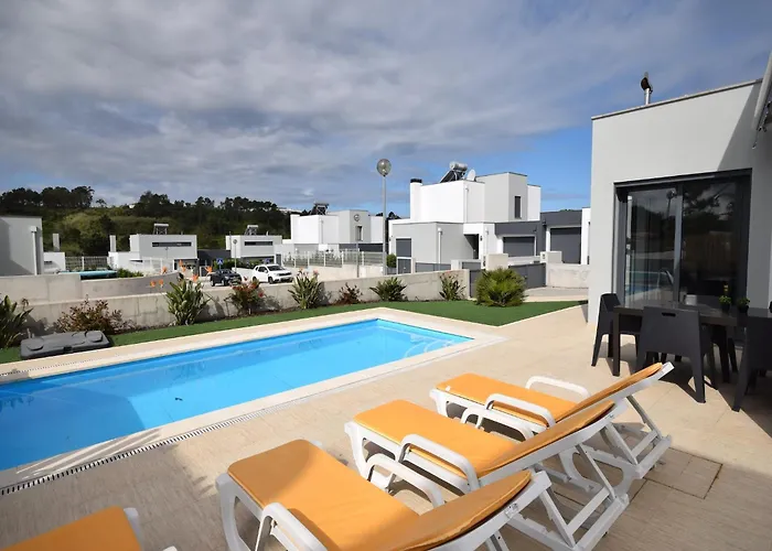 Family With Terrace And Pool Vila